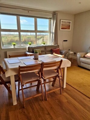 Smart TV, books - Spacious Bright Apt Walk to the Beach (Portrush)