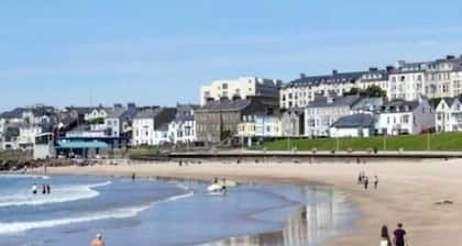 Spacious Bright Apt Walk to the Beach