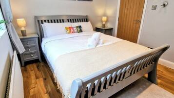 2 soverom, skrivebord, strykejern/-brett og reiseseng for barn