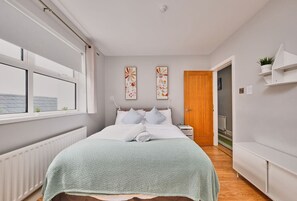 2 habitaciones, tabla de planchar con plancha, wifi y ropa de cama 