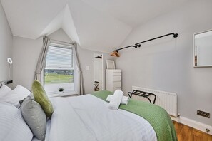 1 Schlafzimmer, Schreibtisch, Bügeleisen/Bügelbrett, Reisekinderbett
