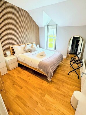 1 dormitorio, escritorio, tabla de planchar con plancha y cuna de viaje