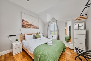 1 habitación, escritorio, tabla de planchar con plancha y cuna de viaje 