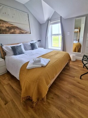 1 habitación, escritorio, tabla de planchar con plancha y cuna de viaje 
