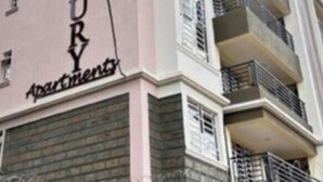 Un immeuble à plusieurs étages sur lequel on peut lire l’inscription : « Appartements de LUXE ».
