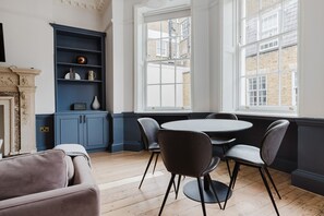 Dining - Amazing Bloomsbury 1BR, near Universities, Shops & Bars, by Blueground (London)