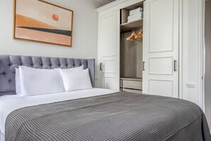 1 bedroom, iron/ironing board, WiFi, bed sheets - Student-Friendly Bloomsbury 1BR, near Dining & Stores, by Blueground (London)