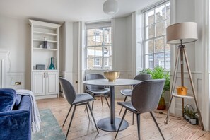 Dining - Student-Friendly Bloomsbury 1BR, near Dining & Stores, by Blueground (London)