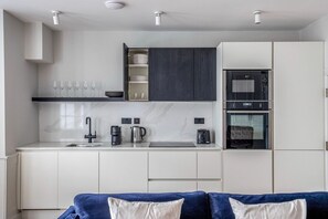 Fridge, microwave, oven, stovetop - Student-Friendly Bloomsbury 1BR, near Dining & Stores, by Blueground (London)