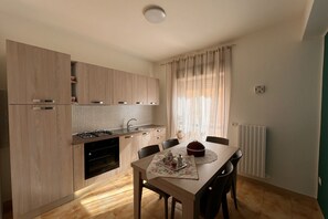 Refrigerador, horno, placa de cocina, cafetera/tetera