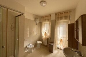 Shower, hair dryer, bidet, towels - Amarea holiday home in Fuscaldo (Marina di Fuscaldo)