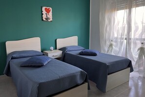 3 habitaciones, tabla de planchar con plancha, wifi y ropa de cama