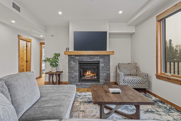 TV, fireplace - Spring Creek Vacations 3 BR Premier Condo 110TM (Canmore)