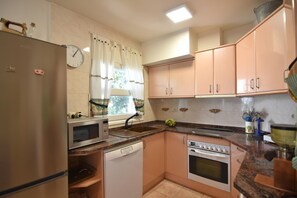 Fridge, microwave, oven, dishwasher - Lovely vacation home with lush garden and spacious terrace, 1500 meters from Santa Margarita Beach in Roses (Roses)