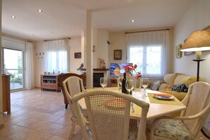 Dining - Lovely vacation home with lush garden and spacious terrace, 1500 meters from Santa Margarita Beach in Roses (Roses)