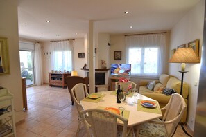 Interior - Lovely vacation home with lush garden and spacious terrace, 1500 meters from Santa Margarita Beach in Roses (Roses)