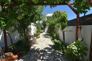 Property grounds - Lovely vacation home with lush garden and spacious terrace, 1500 meters from Santa Margarita Beach in Roses (Roses)