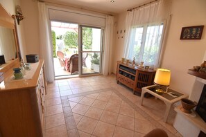 Interior - Lovely vacation home with lush garden and spacious terrace, 1500 meters from Santa Margarita Beach in Roses (Roses)