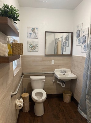 Bathroom - This unit has a separate living room with a pull out sofa for your guest& kiddos (Daytona Beach)