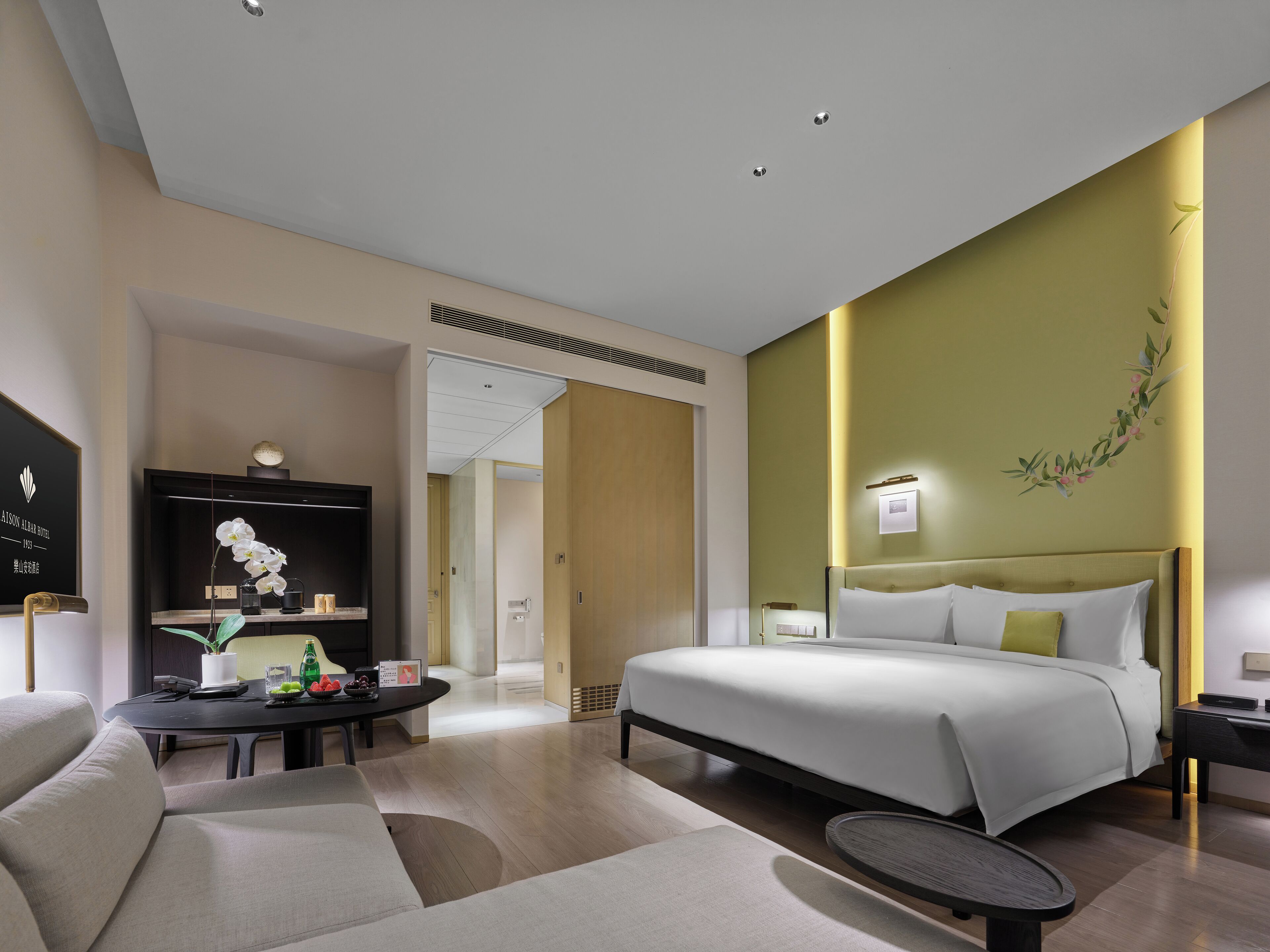 Une chambre d’hôtel moderne dotée d’un grand lit, d’un bureau et d’un coin salon.