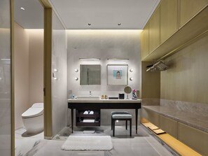 Bademäntel, Hausschuhe, Handtücher