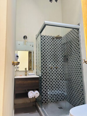 ห้องลักซ  ์ชัวรี่ทริปเปิล | ห้องน้ำ | ไดร์เป่าผม, ผ้าเช็ดตัว, สบู่, ยาสระผม