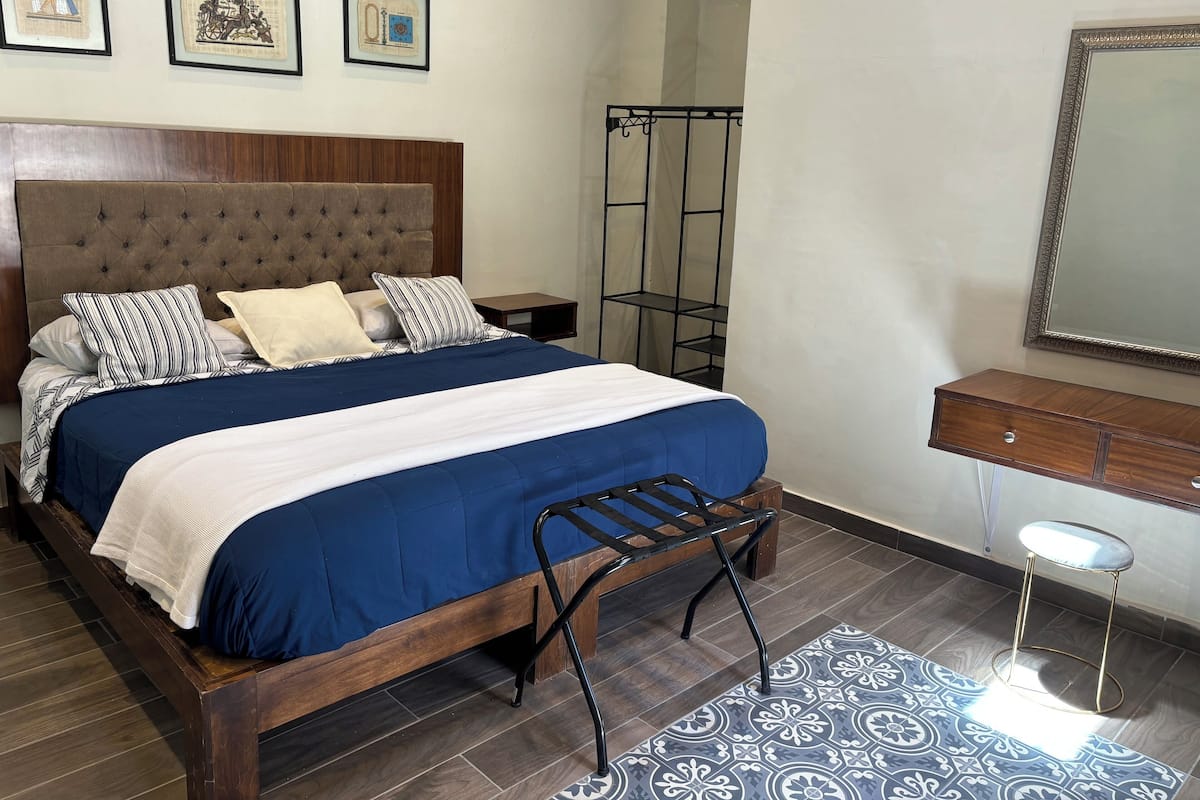 Doppia Premier, vista cortile | Wi-Fi gratuito, lenzuola