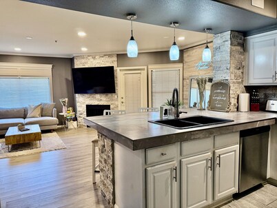 Modern North Scottsdale Condo – Resort Style Amenities, 1st Floor Corner Unit