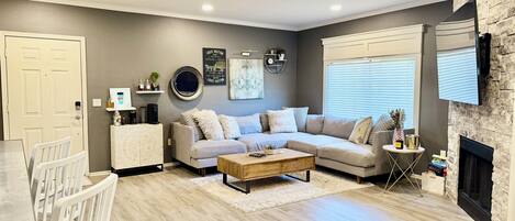 Smart-TV, Kamin, DVD-Player, Arbeitsbereiche