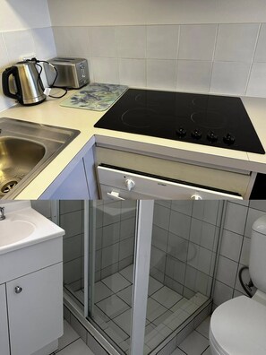 Private kitchen - Cossy 1 bedroom apartment (Narrabundah)