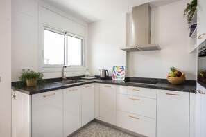 Geladeira, fogão, lava-louças, cafeteira/chaleira