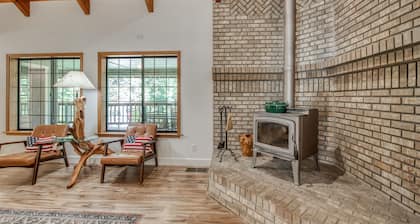 Large Family Retreat---6 BEDROOMS, Sleeps 16!!