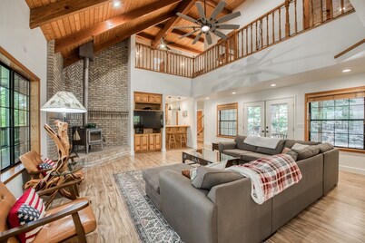 Large Family Retreat---6 BEDROOMS, Sleeps 16!!