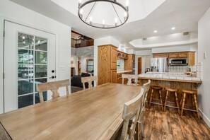 Dining - Large Family Retreat---6 BEDROOMS, Sleeps 16!! (Shaver Lake)