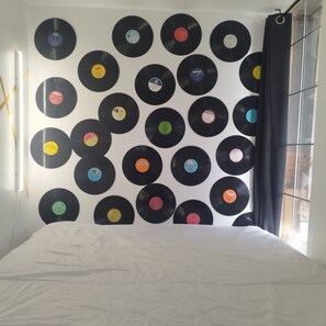 2 bedrooms, desk, bed sheets