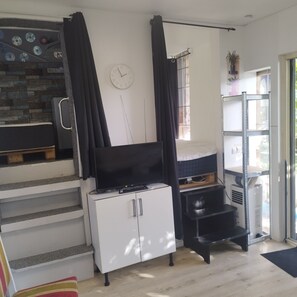 2 Schlafzimmer, Schreibtisch, Bettwäsche