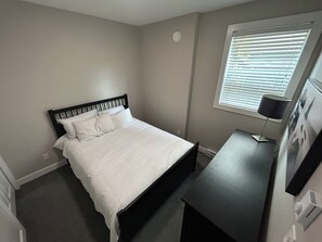 1 dormitorio, tabla de planchar con plancha, wifi y ropa de cama