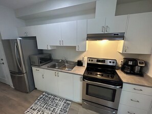 Microwave, oven, stovetop - Bright clean one bedroom apartment Victoria bc (Victoria)