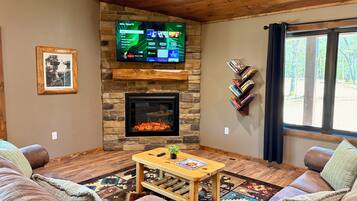 Een smart-tv, een open haard, tafelvoetbal en een tafeltennistafel