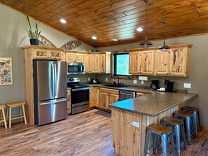 Jääkaappi, mikroaaltouuni, uuni, liesi