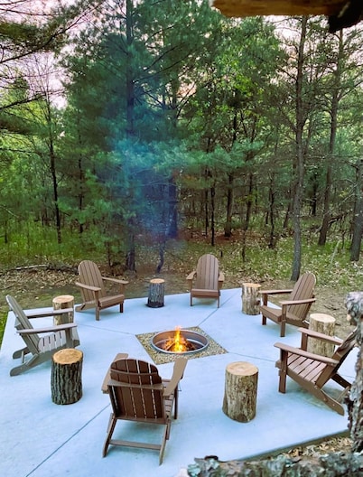 Bear Paw Lodge • Luxury Cabin • Game Room • Fire Pit