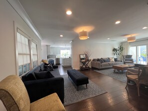 Smart TV, libros, monitor de computadora