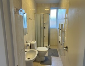 Bruser, hårtørrer, håndklæder