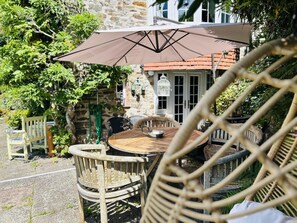 Outdoor dining - Devon 6-Bed Cottage with Country Views & Parking (Tiverton)