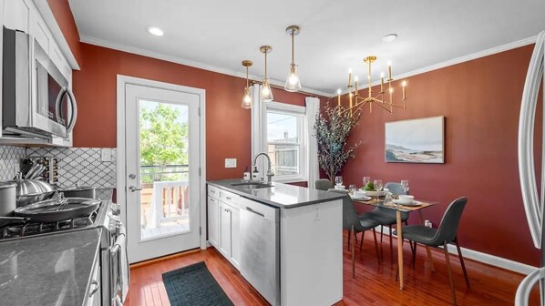 Fridge, microwave, oven, stovetop - A Cozy and Inviting Suite Xcape (Alexandria)