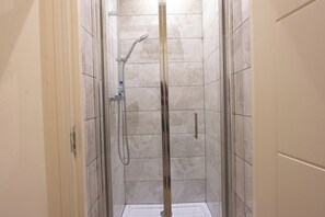 Ducha, secador de pelo y toallas