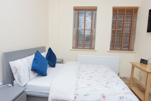1 dormitorio, tabla de planchar con plancha, wifi y ropa de cama
