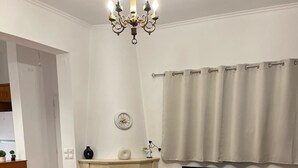 Ein modernes Wohnzimmer mit Kamin, Sofa, Couchtisch und einer Chandelier.