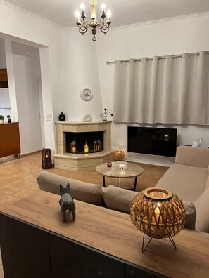 TV, fireplace - Olive Gem 2-Bed Apt Sleeps 4 with Fireplace (spilia)