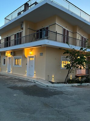 Exterior detail - Olive Gem 2-Bed Apt Sleeps 4 with Fireplace (spilia)